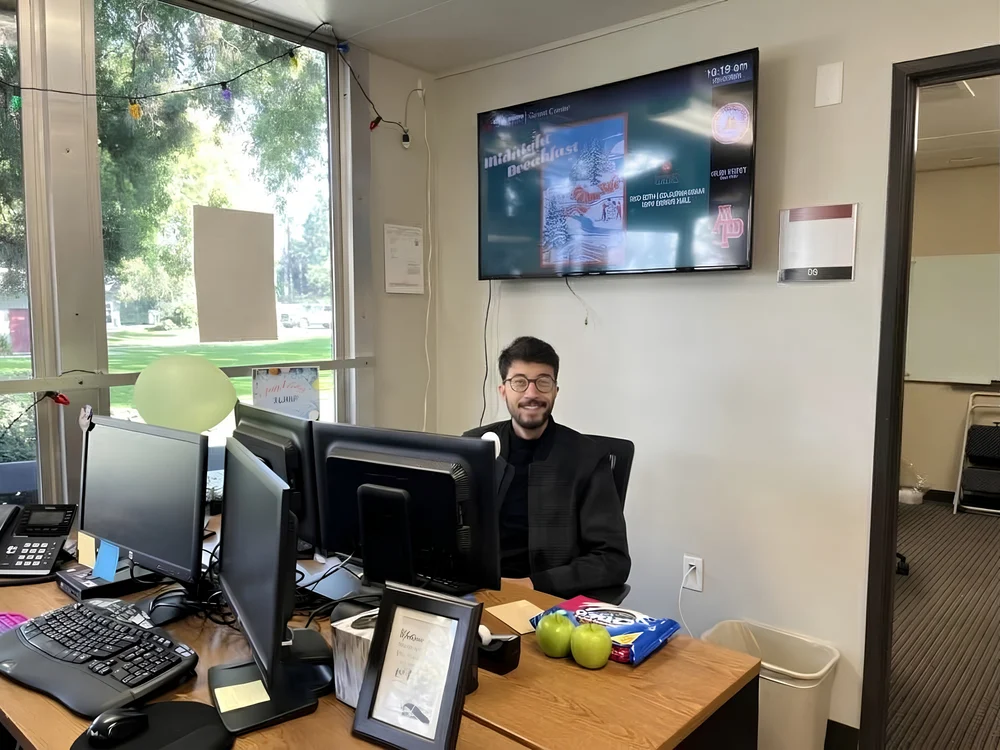 Julián trabajando en el proyecto desde un escritorio con dos monitores.